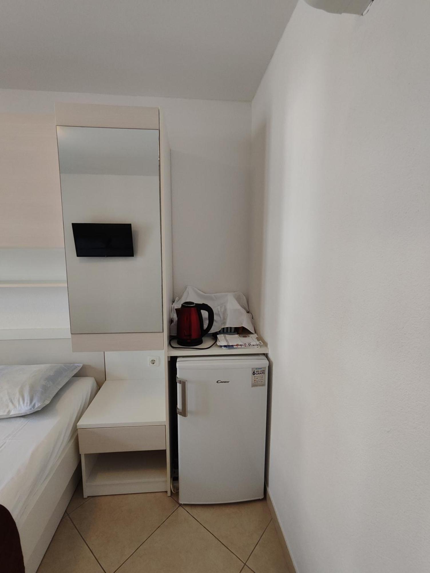 Apartments And Rooms Vuleta, Close To The Beach ماكارسكا الغرفة الصورة
